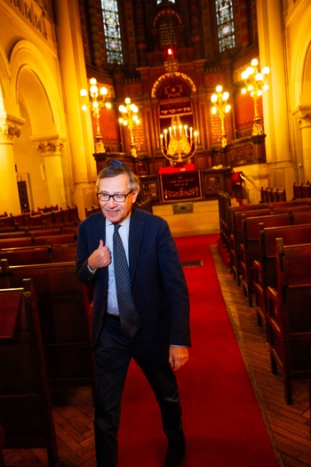 De Joodse Gemeenschap in Brussel: Philippe Markiewicz in de synagoge.