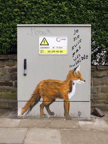 En geschilderde vos op een elektriciteitscabine.