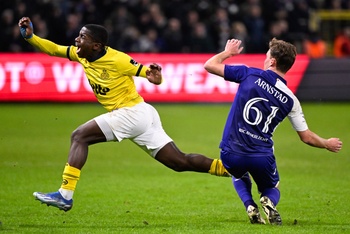 Noah Sadiki van Union en Frederik Kristian Arnstad van RSC Anderlecht tijdens de wedstrijd van 28 januari 2024