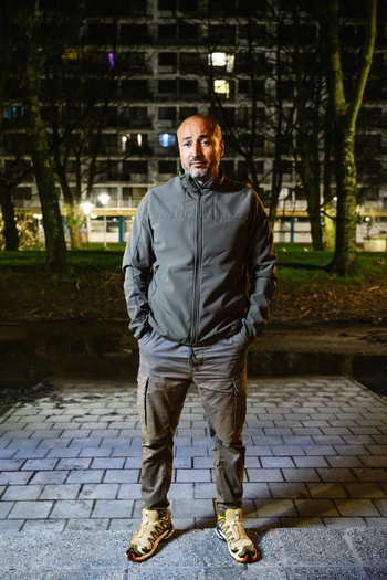 Jeugdwerker Khalid El Addaoui gaat elk jaar met een groep jongens en meisjes uit de beruchte wijk naar de Spaanse Pyreneeën, om te reflecteren over verleden en toekomst.