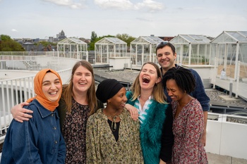 Bij Goujonissimo werken huisartsen, sociaal werkers, verpleegkundigen en psychologen naast en met elkaar. vlnr: Merve Hacikermoglu, coördinator Sofie Vermeulen, Rachida Abdou Dan Gouna, huisarts Erika Van Nuffel, coördinator Pierre Vergauwe en (onbekend)