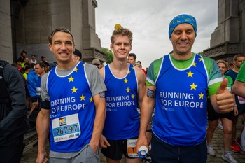 20km door Brussel op 26 mei 2024: lopers met een focus op de Europese verkiezingen van 9 juni 2024 