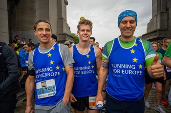 20km door Brussel op 26 mei 2024: lopers met een focus op de Europese verkiezingen van 9 juni 2024