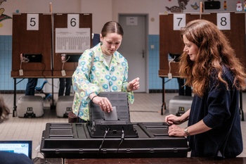 Verkiezingen 2024, 9 juni 2024:  een vrouw stemt in Sint-Pieters-Woluwe.