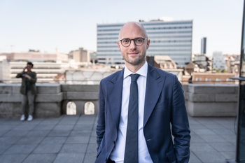 David Leisterh (MR) op het balkon van het Brussels Parlement