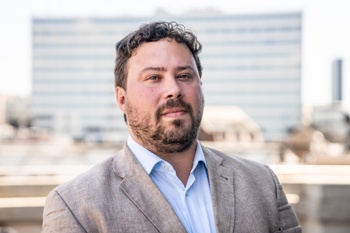 Bob De Brabandere (Vlaams Belang) op het balkon van het Brussels Parlement