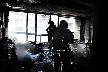 De Brusselse brandweer in een net uitgebrand appartement