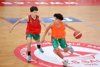 Het 18-jarige Brusselse basketbaltalent Adam Buyetue (rechts) in actie bij de Marokkaanse nationale ploeg.