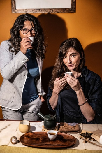 Cinzia Merlin (links) en Carole Duflos van The Tea Circle Brussels: “Wij willen een gemeenschap van theedrinkers creëren."