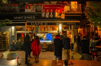 Gemeenteraadsverkiezingen 13 oktober 2024: Georges-Louis Bouchez op tv op het terras van het socialistische café Le Saint d'Hic op het Rouppeplein.