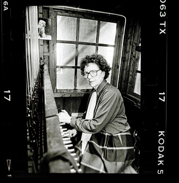 BRZ 20250423 1932 Beiaard Paula Vandewiele eerste vrouwelijke beiaardier foto in 1997