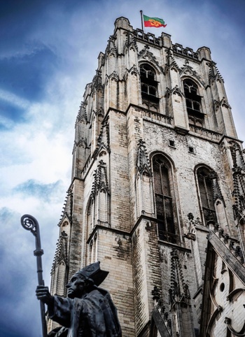 BRZ 20250423 1932 Beiaard Kathedraal buitenbeeld