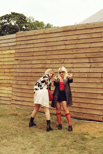 SLT122025 Lambrini girls