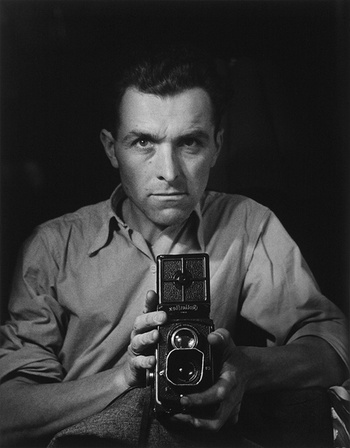 1587 Robert Doisneau- Autoportrait au Rolleiflex- 1947