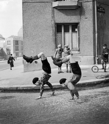 1587 Robert Doisneau- Les freres- rue du Docteur Lecene- Paris- 1934