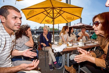 Femmes au cafe 4 BRUZZ ACTUA 1571