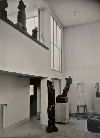 Jespers Maison Rez avec sculptures BRUZZ 1547