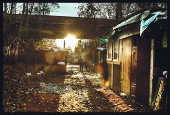 Roma Tentenkamp tegenlicht BRUZZ 1549