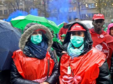 Actie van het gemeenschappelijk vakbondsfront aan het kabinet van de Brusselse minister-president in het kader van de staking van de werknemers van de 19 gemeenten, OCMW's en publieke ziekenhuizen in november 2019