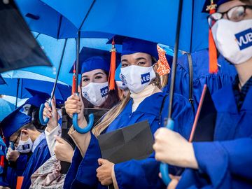 Een normaal afstudeermoment zit er dit jaar niet in voor de studenten van de ULB en de VUB met de stad Brussel een akkoord gevonden om de Grote Markt te gebruiken als unieke omgeving van een diploma-uitreiking mondmasker_4_(c)_Belgaimage