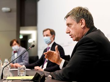 Eerste minister Alexander De Croo, geflankeerd door Elio Di Rupo en Jan Jambon (vooraan), respectievelijk ministers-president van Wallonië en Vlaanderen op de persconferentie na het overlegcomité van 14 april 2021