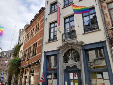 Het RainbowHouse op de Kolenmarkt herbergt verschillende Franstalige en Nederlandstalige LGBTQI+ (lesbiennes, gays, bi, trans, queer en intersex personen) -verenigingen uit het Brusselse gewest