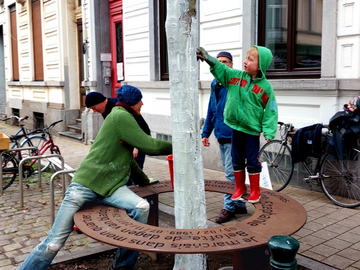 De boom waarrond het monument is opgebouwd, kreeg een wit kleurtje.