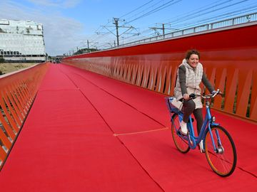 Lydia Peeters, Vlaams minister voor Mobiliteit, bij de opening van de eerste fietsbrug oer de Grote Brusselse Ring in Zaventem en Machelen: het afsluitstuk voor de F3-fietssnelweg tussen Leuven en Brussel