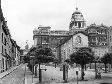 Het Breughelplein in de Marollen van 1980, met het justitiepaleis op de achtergrond