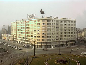 Het gebouw van Editions Le Lombard op de hoek van het Baraplein en de Paul-Henri Spaaklaan, met het draaiende reclamebord voor het weekblad Kuifje op het dak