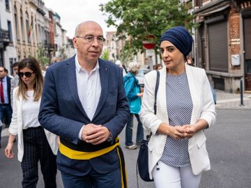 Michel De Herde (LB-DéFi), schepen van Onderwijs in Schaarbeek, tijdens een herdenking voor de racistische moord op het Marokkaans-Belgische koppel Habiba El Hajji en Ahmed Isnasni in 2002