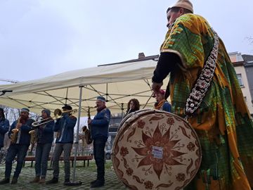 Remork & Karkaba, een fanfare met blazerssectie en Marokkaanse gnawa-percussie op het heraangelegde Ninoofseplein tijdens de inhuldiging op 2 december 2022