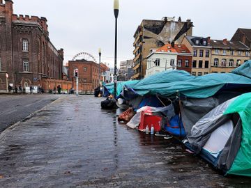 Tentjes met asielzoekers op de brug aan het Klein Kasteeltje die de Nieuwpoortlaan met de Koolmijnenkaai verbindt