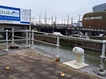 De aanlegplaats voor de Waterbus aan de Van Praetbrug bij winkelcomplex Docks Bruxsel