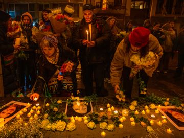 15 januari 2023: herdenking voor Sourour A., een vrouw met Tunesische roots, die op 12 januari dronken was opgepakt op het Kasteleinsplein in Elsene en later in het commissariaat van de federale politie in de Koningsstraat overleed