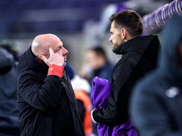 18 januari 2023: Brian Riemer en Hendrik Van Crombrugge, hoofdtrainer en doelman van RSC Anderlecht, tijdens de met 2-3 verloren Jupiler Pro League-wedstrijd tegen Zulte Waregem in het Lotto Park