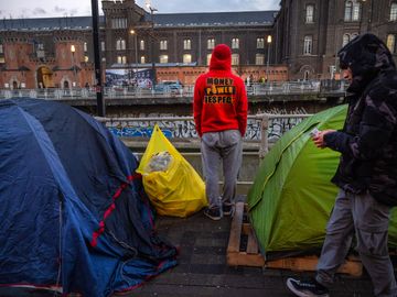24 februari 2023: het tentenkamp van asielzoekers op en langs de brug aan het kanaal en het Klein Kasteeltje