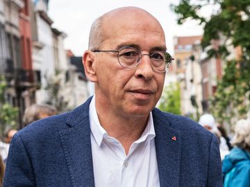 De Schaarbeekse schepen Michel De Herde (DéFI) zal niet langer deelnemen aan vergaderingen van het College of van de gemeenteraad zolang de inverdenkingstellingen tegen hem niet van de baan zijn