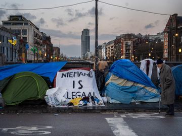 24 februari 2023: het tentenkamp van asielzoekers op en langs de brug aan het kanaal en het Klein Kasteeltje