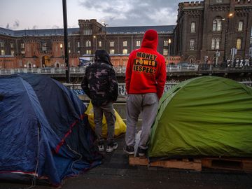 24 februari 2023: het tentenkamp van asielzoekers op en langs de brug aan het kanaal en het Klein Kasteeltje