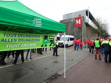 21 maart 2023: de vakbonden blokkeren het distributiecentrum van Delhaize in Zellik als protest tegen het in franchise geven van de supermarkten die de winkelketen in eigen beheer heeft