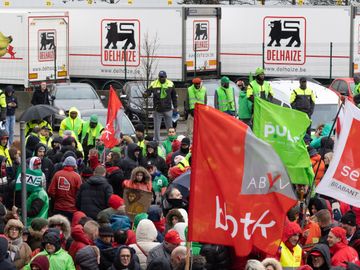 14 maart 2023: protest van de vakbondens aan het distributiecentrum van Delhaize in Zellik, na de bekendmaking van de directie dat de vestigingen van de supermarktketen in eigen beheer in franchise zullen gegeven worden
