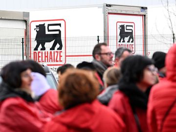 21 maart 2023: de vakbonden blokkeren het distributiecentrum van Delhaize in Zellik als protest tegen het in franchise geven van de supermarkten die de winkelketen in eigen beheer heeft