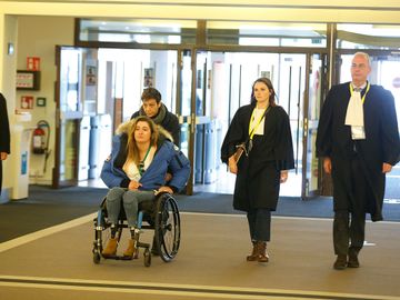 6 maart 2023: Beatrice de Lavalette, slachtoffer van de terreuraanslag van 22 maart 2016 in Brussels Airport, bij haar aankomst voor het assisenproces over de aanslagen in het Justitia-complex in Haren