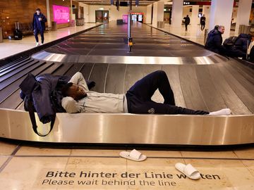 9 maart 2023: Victor Boniface, maker van twee doelpunten in de wedstrijd van Union St-Gilloise in de UEFA Europa League-wedstrijd tegen Union Berlin (3-3), op de luchthaven van Berlijn na de wedstrijd. De startbanen raakten niet tijdig sneeuwvrij