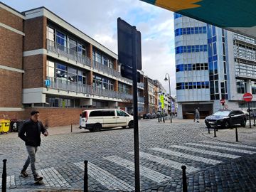 De lagere school van het Sint-Jan Berchmanscollege, op de hoek van Nieuwland en de Rogier Van der Weydenstraat, met het gebouw van Group S aan de overkant