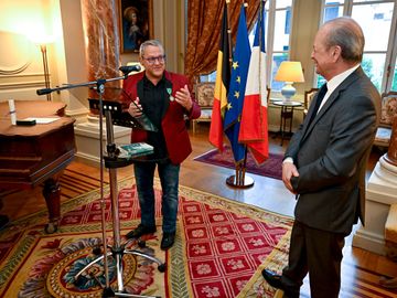 17 mei 2023: tijdens een kleine ceremonie op de Franse ambassade in hartje Brussel heeft schrijver Tom Lanoye de onderscheiding van 'Chevalier des Arts et des Lettres' gekregen, of ridder in de orde van de kunsten in de letteren