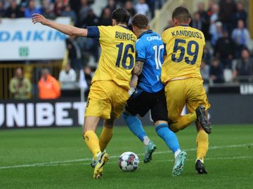 Unions-spelers Christian Burgess en Ismael Kandouss nemen Noa Lang van Club Brugge in de tang tijdens de eerdere Play Off 1-confrontatie tussen beide teams op 6 mei 2023 in Brugge. Union won toen met 1-2