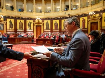 Karl Vanlouwe, senator voor N-VA tijdens een plenaire zitting van de Senaat in het federaal parlement op 16 december 2022