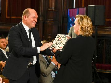 11 juli 2023, Vlaamse feestdag: Brussels burgemeester Philippe Close (PS) krijgt het boek 'De canon van Vlaanderen' cadeau van Liesbeth Homans (N-VA), voorzitter van het Vlaams parlement
